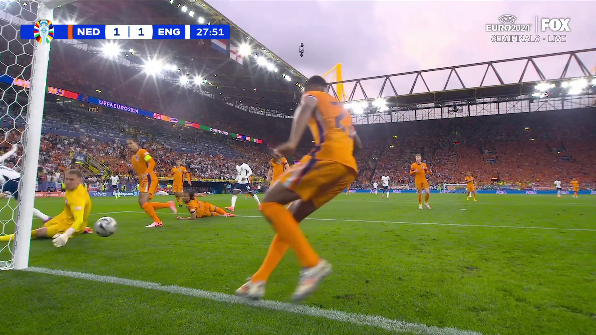 Dumfries making up for that penalty here 😅🇳🇱