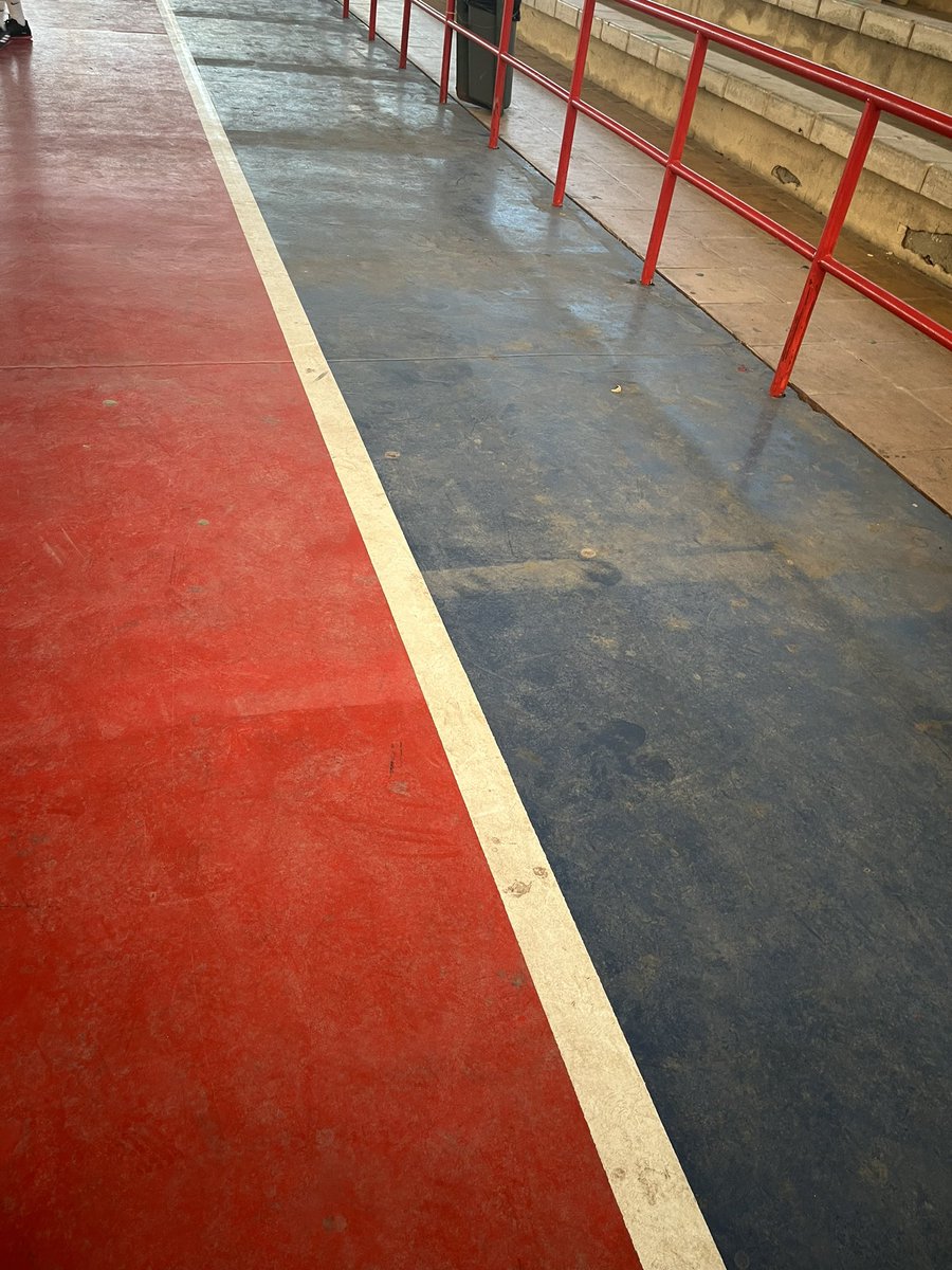 antoniojesus_9's tweet photo. No soy mucho de hablar por aquí para estas cosas, pero creo que esto ya es vergonzoso. Estamos hartos de ir a jugar un rato con los amigos y encontrarnos las instalaciones de San José así. Ya no se trata de que estén impolutas, que sería lo normal por otra parte. https://t.co/7m90xy9AoI