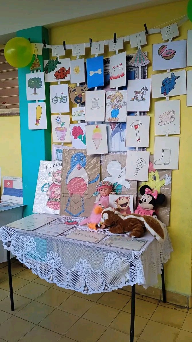 Exposición de medios de enseñanza en medio del desarrollo del seminario para directores.
#SongoLaMaya
 #CubaMined #DpeSantiago