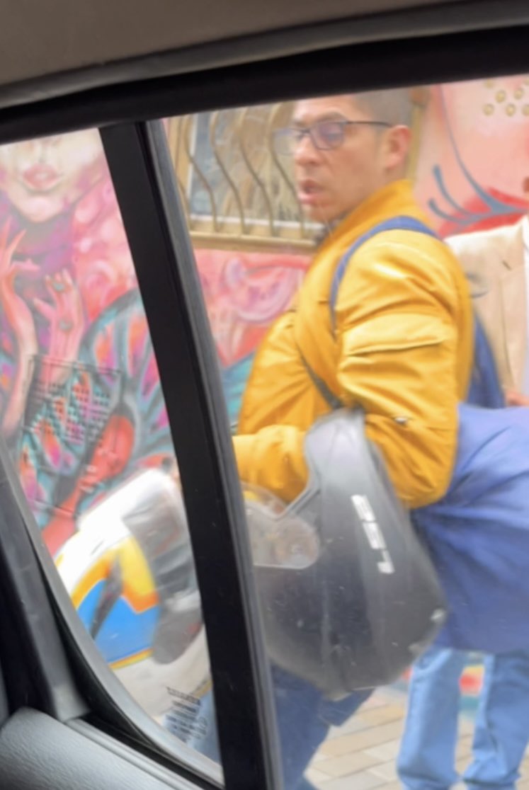 LuRose1992's tweet photo. Este hombre acaba de romper mi carro a patadas junto a otros 1 hombre y 1 mujer  al frente del restaurante A Manos Peruanas en la cra 3 con 12D, si me bajaba a reclamar seguramente nos golpeaban, Llamamos al 123 y nada que llega la policía. TENGAN CUIDADO CON ESTE DESADAPTADO https://t.co/1KPMjjzSIq
