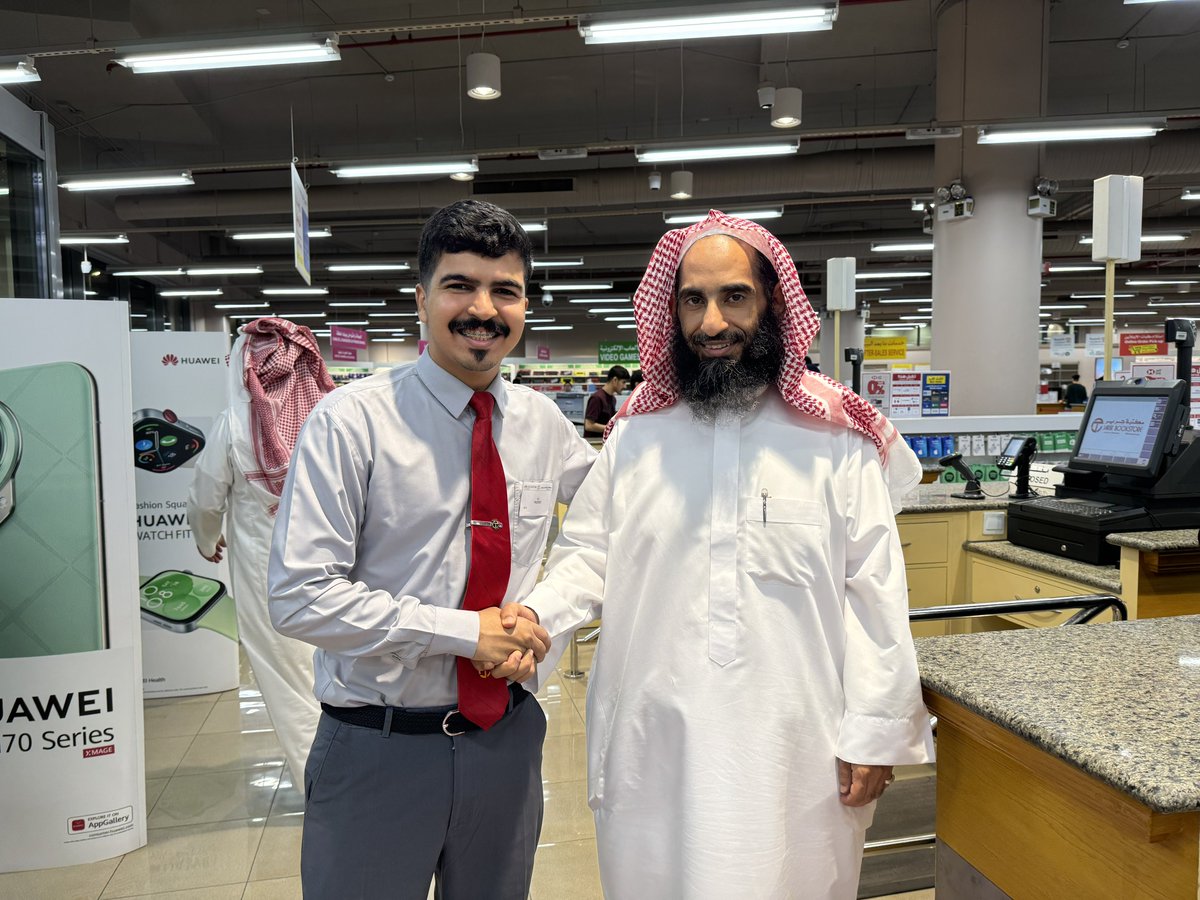 JAZEED_'s tweet photo. الحمدلله سُعدت اليوم بلقاء الشيخ أحمد بن طالب 🤍. https://t.co/eojiXZV0dm