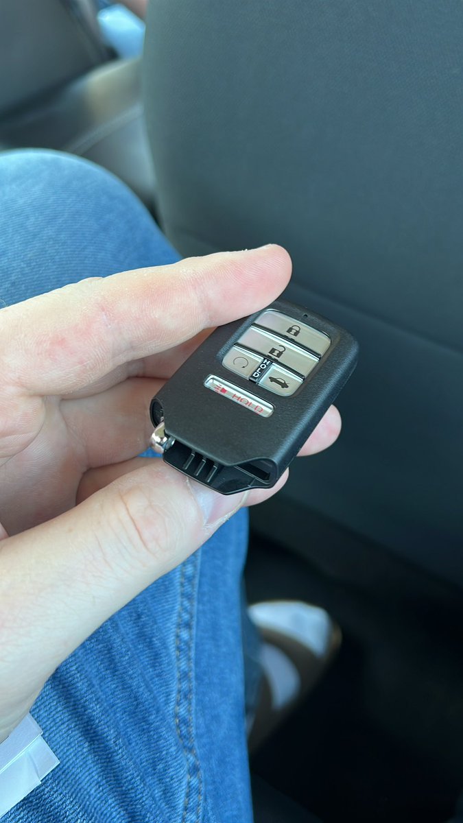 chernofftweets's tweet photo. @Honda $140 for a keyfob without a security key is insane. 

Another $37 for a NON-CUT security key as well.

Not to mention the additional $90 for it to be programmed.
#scam #ripoff https://t.co/cyXI9OiVvj