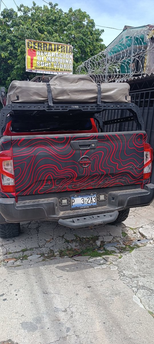 7undertaker's tweet image. Ayuda con vehículo obstruyendo entrada de vivienda y paso peatonal @VMTElSalvador @PNCSV ya lleva más 3 horas y no puedo ingresar mi vehículo a mi casa y me ha tocado quedar mal parqueado obstruyendo la vía peatonal