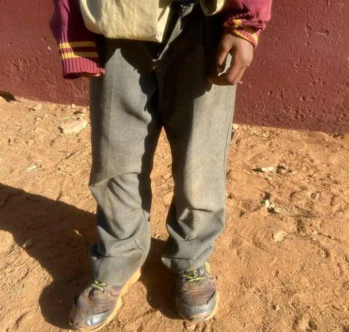 Patricia_Bantom's tweet image. Tjoooh!!🙆🏿‍♂️🙆🏿‍♂️ Life is not easy for some kids 😭😭😭

This is siyabonga from MBOSI PRIMARY SCHOOL . He was crying because he didn't have a proper school uniform 😥😔

Contact : 078637196
#Please share this until it reaches the right people 🙏🏿