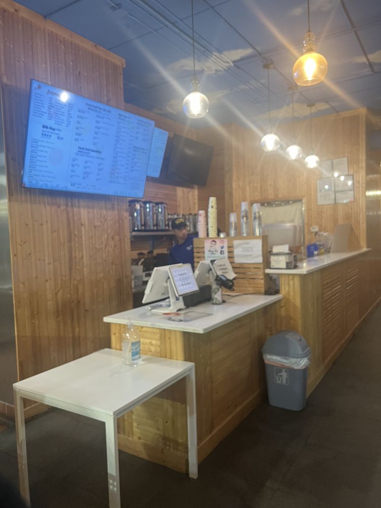 bingobobachi's tweet photo. What's happening at Bingo Tea in Chicago?! 🍵✨ Come check out our cozy spot and indulge in your favorite boba drinks.

Order on GrubHub now!

 #BingoTea #ChicagoBoba #CozyVibes https://t.co/lR3mq9Ri5m