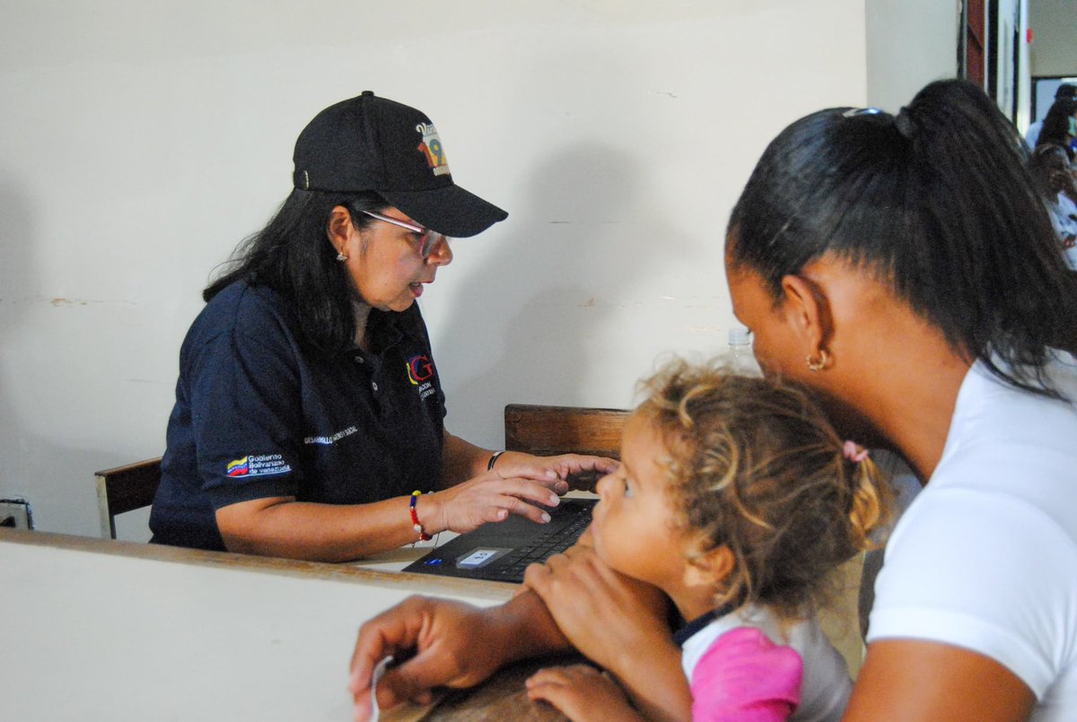 La #CVG llevó atención médica y social a más de 1.500 personas de #Guasipati gracias a un equipo multidisciplinario de médicos, enfermeras, farmaceutas, recreadores y promotores sociales

Leer nota completa: cvg.gob.ve/?q=node/2535