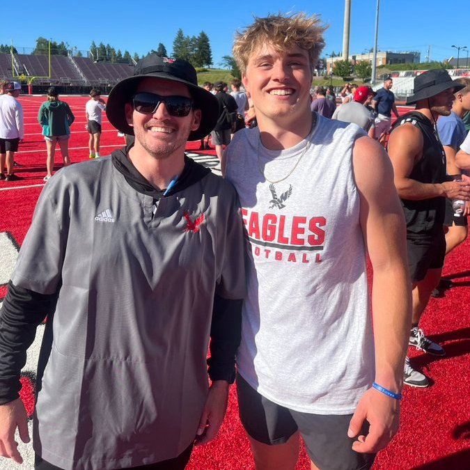 sixstarfootball's tweet photo. EASTERN WASHINGTON PROSPECT CAMP COVERAGE I Several talented WR prospects make noise at EWU

📈A look at several talented prospects who turned heads at EWU💯

✍️STORY▶️ https://t.co/oJsbGyqd9O

@BaileyLand2025 @vinc_banzon @ColtBarnard @wbiebs13 @Nikko_Boncore @GageBrumfield @AedenCalini17 @MaddenCarr_11 @camdencollins24 @AndiCosme @AaronCuller @wes_ehret @ElijahEnglish85 @Jackfuller07 @Malik_Shifty4 @Lgonzales2025 @SylasGreenC025 @tylerhamm23 @ryderdjacobson @IceTra7 @RylinLang7 @RyanLuce2025 @_nickneil @schwindt_carson @JrVargas140 @AndreWatson07 @EthanWoodmansee