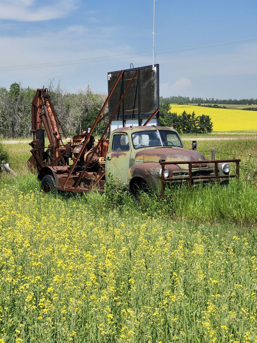 digsafeyeg's tweet photo. No matter the #equipment used,a #locate from #utilitysafetyPartners.ca will identify all #Utilities in your work area.
#safetyfirst
#looklocatelive
#Whereistheline https://t.co/V3BeZZbICc