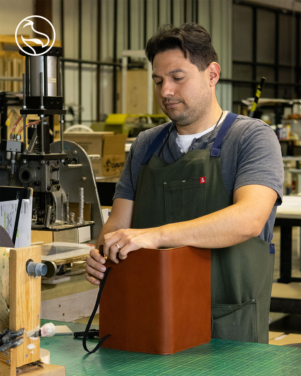 DODOsays's tweet image. We&apos;ve reached the middle of the week! You can always find one of our artisans in the factory handcrafting cases. What does the middle of the week look like for you?

#dodocase #protectsfromextinction #ipad #middleoftheweek #ArtisanCrafted #AmericanMade #leather #cases