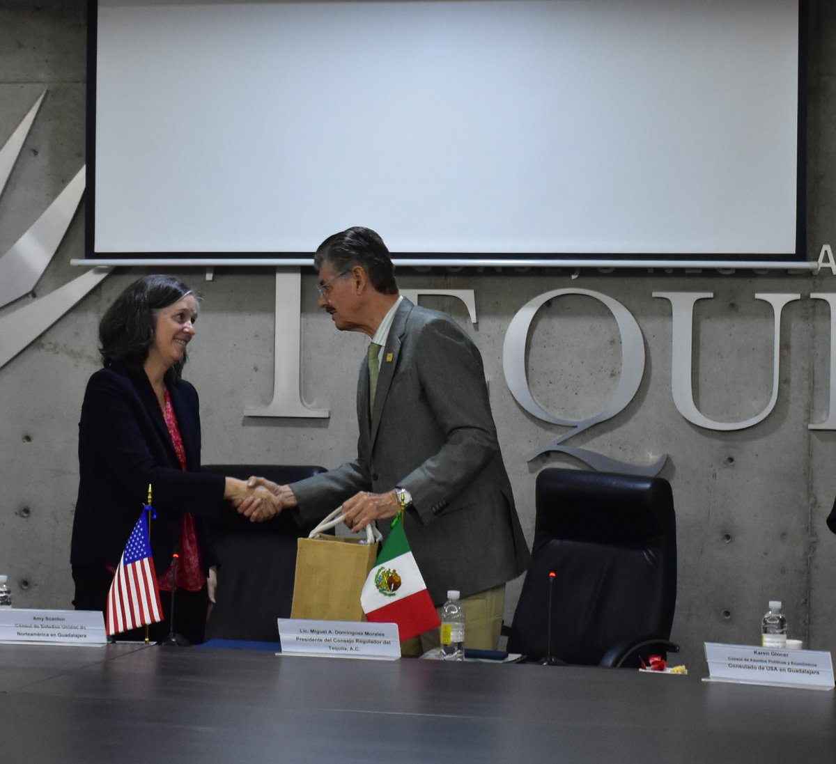 CRTequila's tweet photo. Recibimos la visita de la Cónsul General, Ms. Amy Scanlon del @USCGGuadalajara, muchas gracias por el interés en el #Tequila y en el trabajo del #CRT para la protección de la Denominación de Origen. También agradecemos su disposición para colaborar con la agroindustria tequilera. https://t.co/wKQtdHkxdM