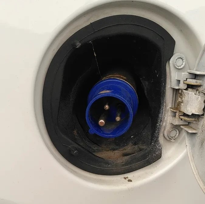 RemiCrameri's tweet photo. Das Auto war bis jetzt mit einem #CEE16 Stecker ausgerüstet. Mit einem Adapter konnte ich zwar an #Typ2 Ladestationen laden, die Prozedur war aber immer sehr umständlich. Darum möchte ich einen normalen Typ2-Anschluss einbauen. 🧵👉 https://t.co/QrxaQ6TvKa