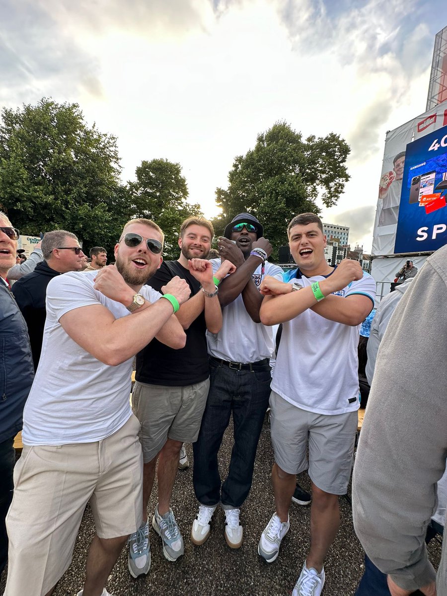 All the hammers are out tonight <a href="/CarltonCole1/">Carlton Cole</a> #hammers #uth