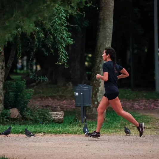 matheuspggomes's tweet photo. Os casos de assédio sofridos por mulheres que praticam corrida em espaços públicos de POA são graves e exigem uma ação por parte do poder público.

São quatro denúncias em 48h. Por isso, oficiamos a prefeitura e do governo do estado que atitudes sejam tomadas imediatamente.

Como forma de protesto, um grupo de corredoras realizará um Trote Coletivo no sábado às 6h30, saindo da Redenção e indo até a Orla do Guaíba, ambos locais em que os casos ocorreram. Além disso, há também um abaixo-assinado cobrando respostas dos órgãos de segurança.

Garantir que as mulheres tenham seu direito à dignidade é fundamental para pensarmos a cidade. Nesse sentido, nos somamos à luta das mulheres, que devem ser respeitadas e poder praticar esportes com liberdade e segurança, sem medo de sofrer assédio, seja na Orla, na Redenção ou qualquer outro espaço que desejarem.

📷: @BrasildeFatoRS