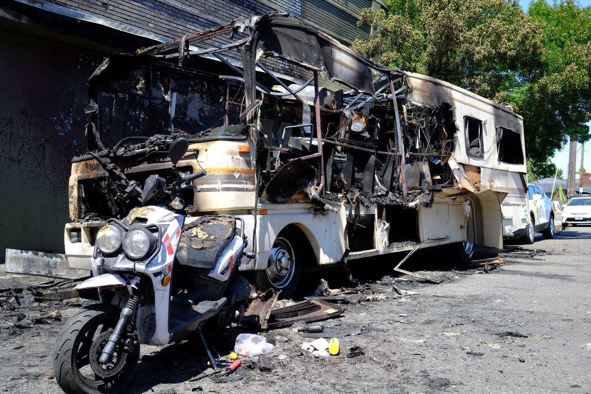 jaredsouney's tweet photo. What’s amazing is that there is no “what happened? was there anyone in it?” Etc. Fire just hosed it down and peaced out. https://t.co/RmMdiOkDjQ