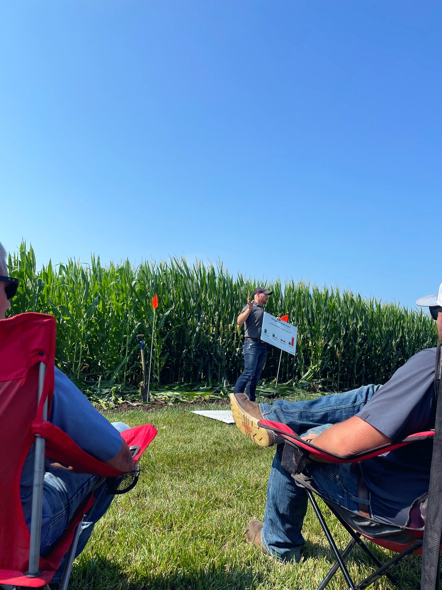 rvcinterns's tweet photo. This morning I went to the Winfield United Showcase plot. The speakers were reminding farmers to pay attention to nutrients in their corn. Some parts of the plot were used to show signs of nitrogen and potassium deficiency.

@WinfieldUnited @RVCooperative 
-SK https://t.co/wc02OzMrR4