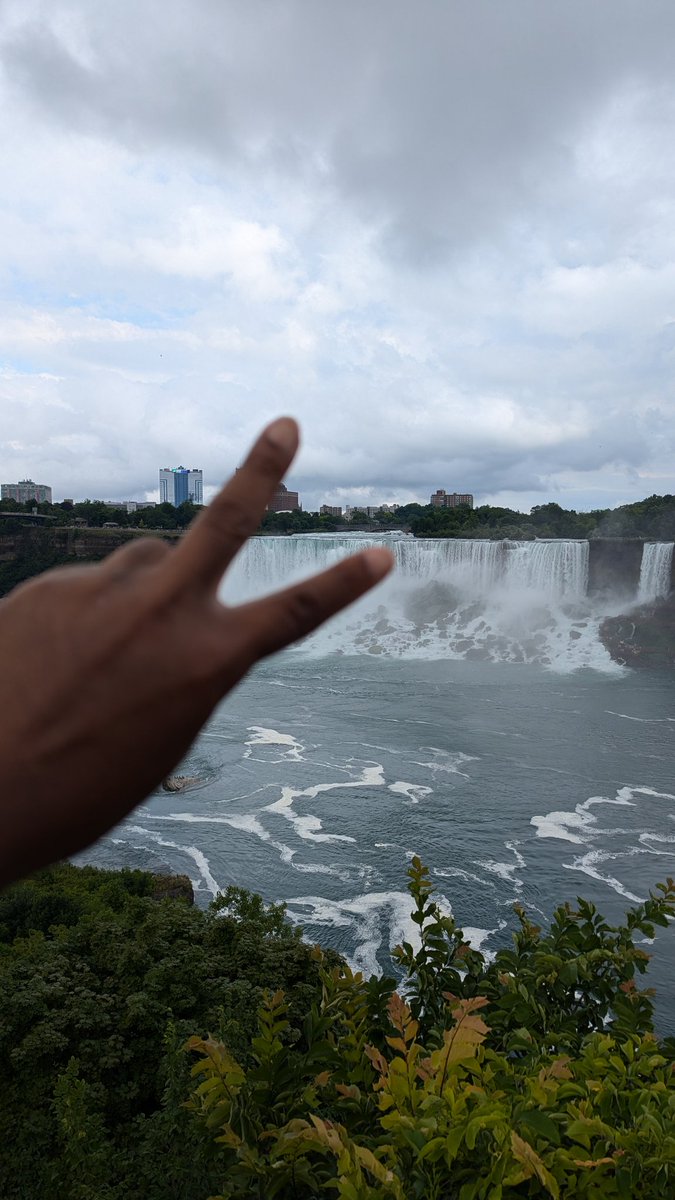 ShadowW3lch's tweet photo. Overlooking the water; throwing my American brothers & sisters the peace sign from the Canadian side of Niagara falls. #NiagaraFalls #CanadianSide #Peace https://t.co/utXD6AkaMu