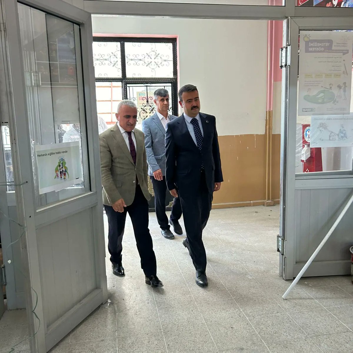 rafetakgn1's tweet photo. Ahlat Kaymakamımız Sayın Batuhan Bingöl, İl Milli Eğitim Müdürümüz Sayın Bilal Gür ve çalışma arkadaşlarımız ile güçlendirme ve bakım onarım çalışmaları devam eden Yunus Ensari İlk/Orta Okulumuzu ziyaret ettik. @Yusuf__Tekin @yilmaznazif @batuhan__bingol @BilalGur30 @AhlatIlce https://t.co/rKijjFAT7n