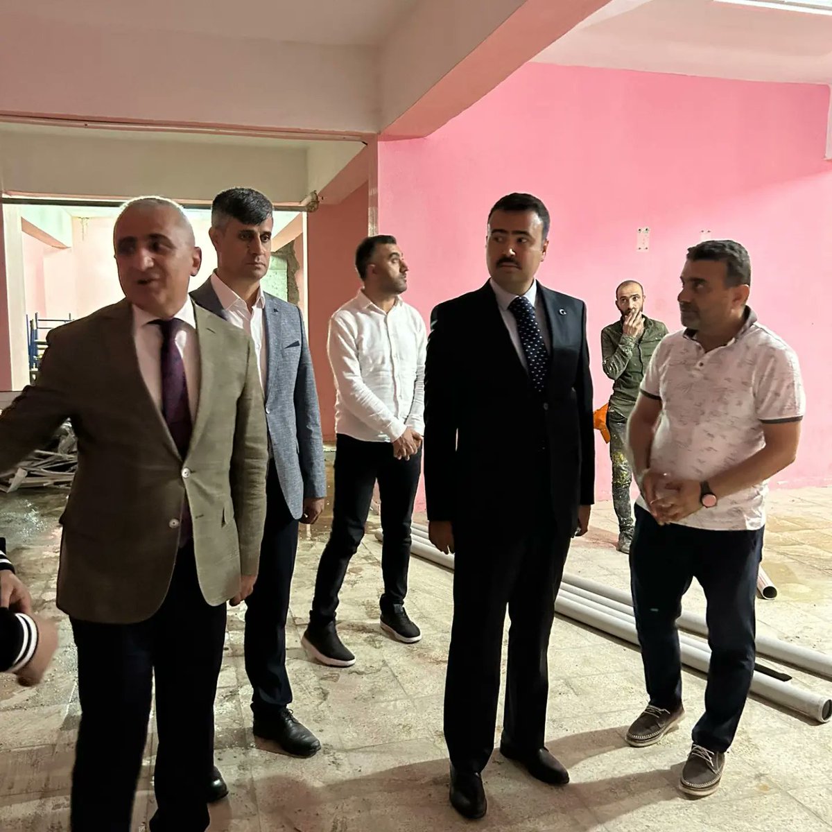 rafetakgn1's tweet photo. Ahlat Kaymakamımız Sayın Batuhan Bingöl, İl Milli Eğitim Müdürümüz Sayın Bilal Gür ve çalışma arkadaşlarımız ile güçlendirme ve bakım onarım çalışmaları devam eden Yunus Ensari İlk/Orta Okulumuzu ziyaret ettik. @Yusuf__Tekin @yilmaznazif @batuhan__bingol @BilalGur30 @AhlatIlce https://t.co/rKijjFAT7n