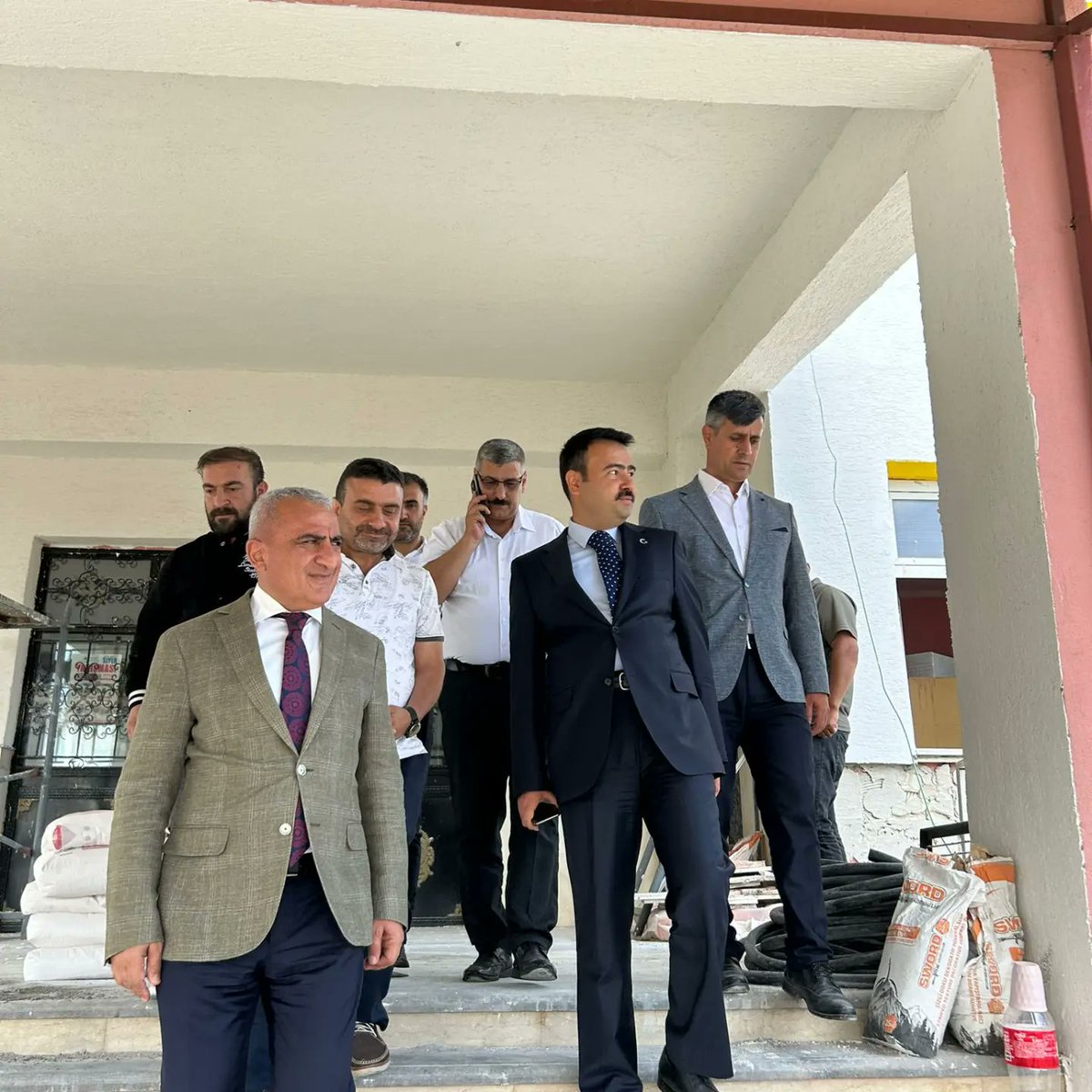 rafetakgn1's tweet photo. Ahlat Kaymakamımız Sayın Batuhan Bingöl, İl Milli Eğitim Müdürümüz Sayın Bilal Gür ve çalışma arkadaşlarımız ile güçlendirme ve bakım onarım çalışmaları devam eden Yunus Ensari İlk/Orta Okulumuzu ziyaret ettik. @Yusuf__Tekin @yilmaznazif @batuhan__bingol @BilalGur30 @AhlatIlce https://t.co/rKijjFAT7n