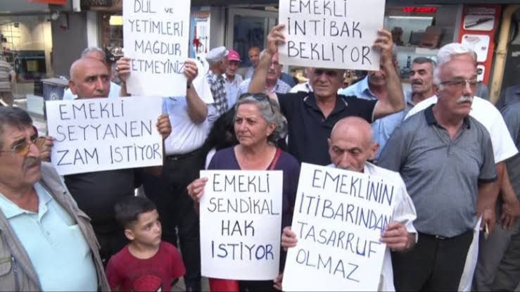 umitozdag's tweet photo. Suriyelilere bedava sağlık ve ilaç hizmeti veren Cumhurbaşkanı Erdoğan, söz konusu TÜRK olan 16 milyon emekli, dul ve yetime gelince muayene ve ilaç katılım payı ödettiriyor. 
Özellikle kronik hastalıklarla mücadele eden emeklilerimiz kullanmak zorunda oldukları ilaçların ücretleride maaşlarından kesiliyor. 
Hastanelerde sırasını Suriyelilere kaptırdırdığınız emeklilerimizden artık sağlık ve ilaç katılım payı almayarak muafiyet getirin. 
@zaferpartisi