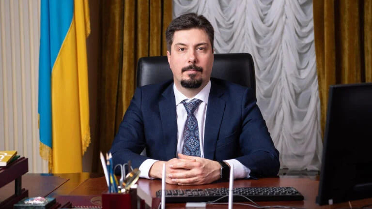 grntmedia's tweet photo. Ексголову Верховного суду Всеволода Князєва спіймали за 1 км від кордону з Румунією.

Про це повідомляє закарпатський журналіст Віталій Глагола з посиланням на власні джерела.

За його інформацією, екссуддю затримали в селі Солотвино на Закарпатті.

Наразі Князєв перебуває на відділі прикордонної служби «Солотвино». Уточнюється мета перебування поблизу державного кордону та перевіряється версія щодо можливої спроби незаконного перетину державного кордону України.

Нагадаємо, Князєв вийшов під заставу з СІЗО наприкінці січня 2024 року. НАБУ підозрює його у отриманні хабаря розміром $2,7 млн.
