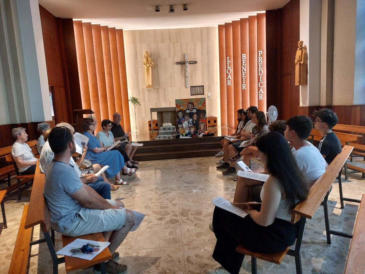 DeicDominicas's tweet photo. ✅ Esta tarde se ha celebrado, en la capilla del Col·legi @dominiquesTGN el envío de un grupo de jóvenes que durante la próxima semana participarán en el Campo de Trabajo Tomelloso, organizado por nuestra Fundación Educativa Dominicas de la Enseñanza @coleFEDE y la congregación. https://t.co/8q3nqZQ064