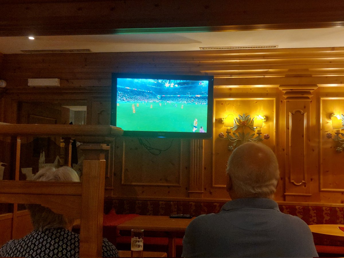 MarjavdW's tweet photo. Zitten we dan, in hotel Park, als 2 Oranje-supporters tussen allemaal Engelsen. Gelukkig is het heul gezellig, ongeacht het verloop van de wedstrijd https://t.co/dpIyzxFyUx