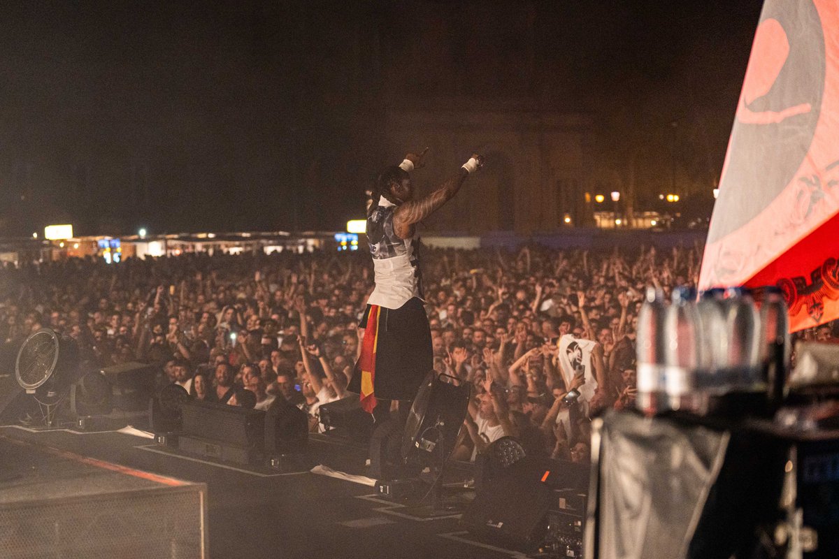 the_prodigy's tweet photo. 10k Warriors represent in the Plaza de España last night,
The Ruckus was brought !!
Respect
📷 - Manu Suá
#theprodigy
#WeLiveForever https://t.co/rFlbdyiRow