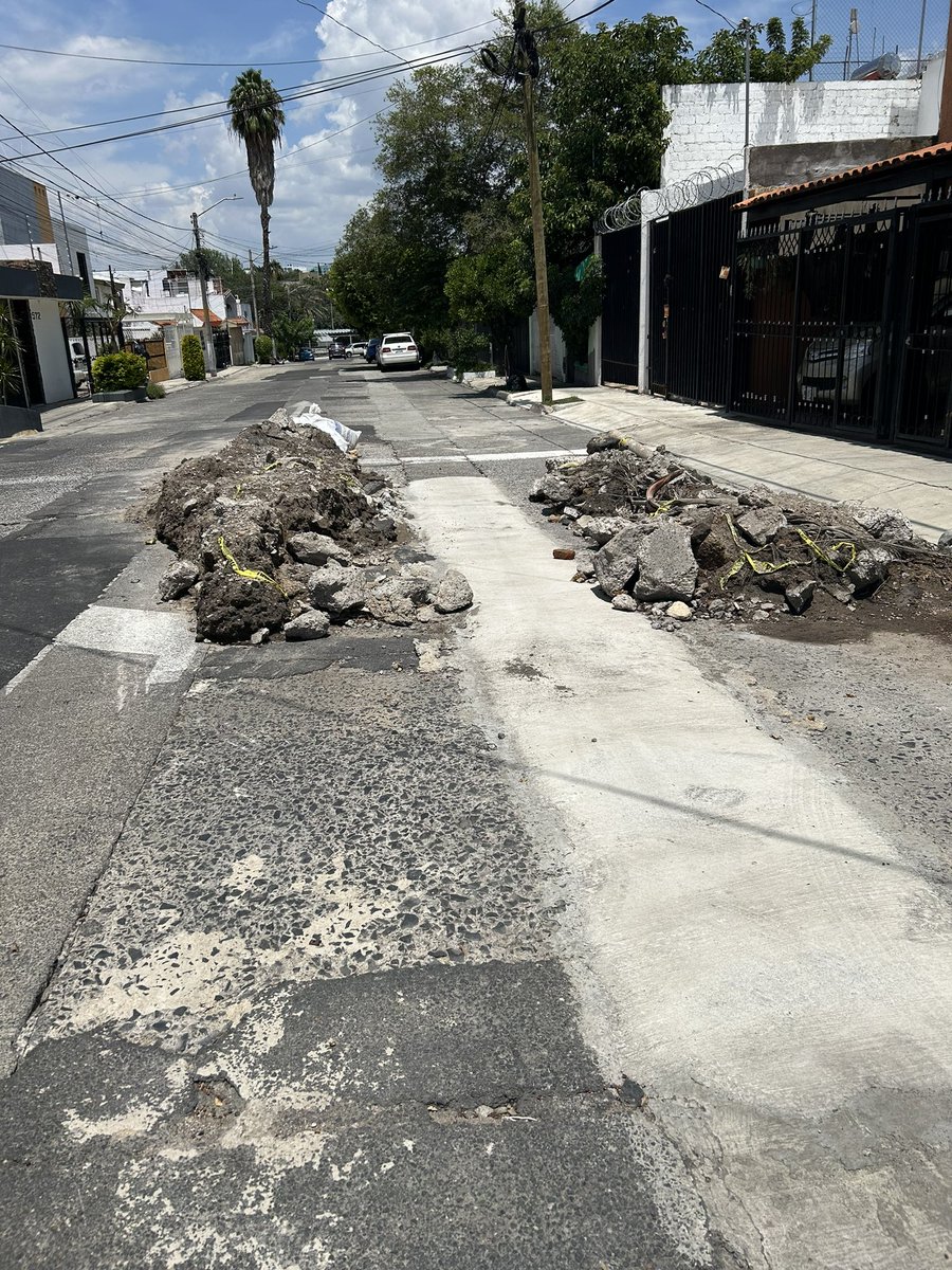 VERONICASORIA14's tweet photo. @Trafico_ZMG Escombro desde hace un mes por reparación del @siapagdl que pone en peligro la vialidad, en Luis Manuel Rojas y cuenca en Jardines Alcalde, @AlertaGDL  @GuadalajaraGob https://t.co/3NrAYRdvHD