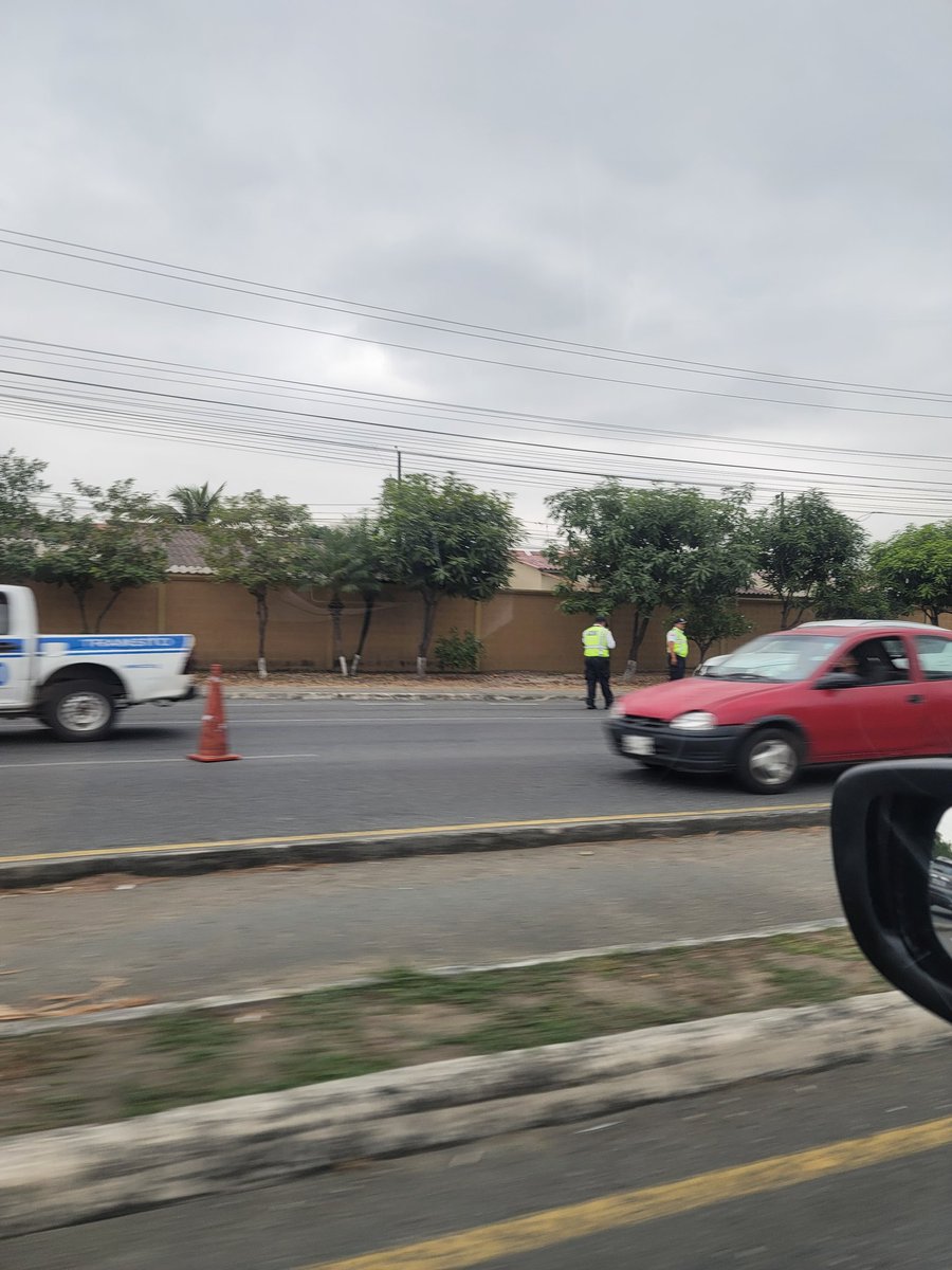 thefab1980's tweet photo. Operativo con más de 20 buitres en ambos carriles de la principal de la Urb. La Joya @pixel_onlines https://t.co/ngbmpeB32P