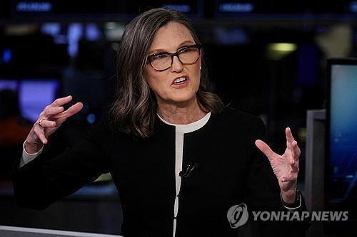 ohmahahm's tweet photo. [속보]＂브라보 테슬라＂...'돈나무 언니', 테슬라 '올인' 

최근 테슬라의 주가가 연일 상승가도를 달리고 있는 가운데 '돈나무 언니' 캐시 우드가 주력 펀드에서 테슬라의 비중을 역대 최고치까지 끌어올렸습니다.

현지시간 10일 블룸버그 통신에 따르면 우드가 이끄는 아크 인베스트먼트의 주력 펀드인 아크이노베이션 상장지수펀드(ETF)에서 테슬라는 15.4%의 비중을 차지하고 있습니다. 62억 달러(8조6천억원) 규모의 이 ETF에서 역대 최고 비중입니다.

스트라테가스 증권은 이와 관련해 지난 10년에 걸친 이 펀드의 역사상 가장 강력한 확신을 의미한다고 분석했습니다. 보통은 상한선이 약 10%에서 11%라는 것입니다.

테슬라의 주가는 최근 10거래일 연속 오르면서 이 기간 40% 넘게 올랐고, 올해 손실분을 모두 상쇄했습니다. 

(출처 : SBS Biz | 네이버 뉴스) https://t.co/iW29OaYTl1
