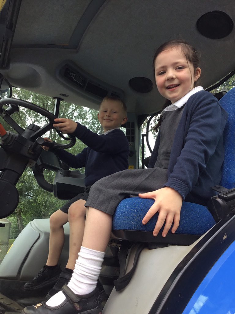 SarahLouP_HT's tweet image. We also had a visit from the big blue tractor 🚜 today! Thank you Farmer John for talking to @WybertonPrimary EYFS and KS1 all about tractors and farming!#growingfutures #Careersweek #authenticlearning