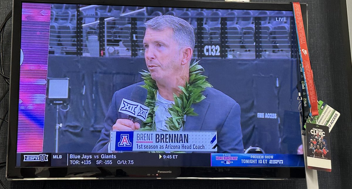 coachBSanders18's tweet photo. Wildcats live in Vegas for @Big12Conference Media Day! Hearing @CoachBrennan and @thenoah_fifita1 speak about the team, the family and the culture of @ArizonaFBall .. good afternoon break in the office 💪🏾💪🏾
🐻⬇️🔥🔥🔥 https://t.co/bEmjeNSR6a