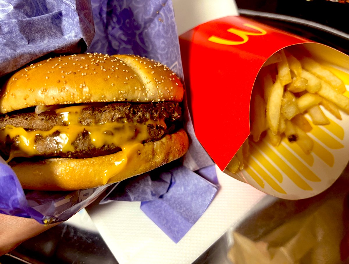 Julietixion's tweet photo. この時間に食べるマックは犯罪的ぶひ🐷 https://t.co/kqf8lF9Tj1
