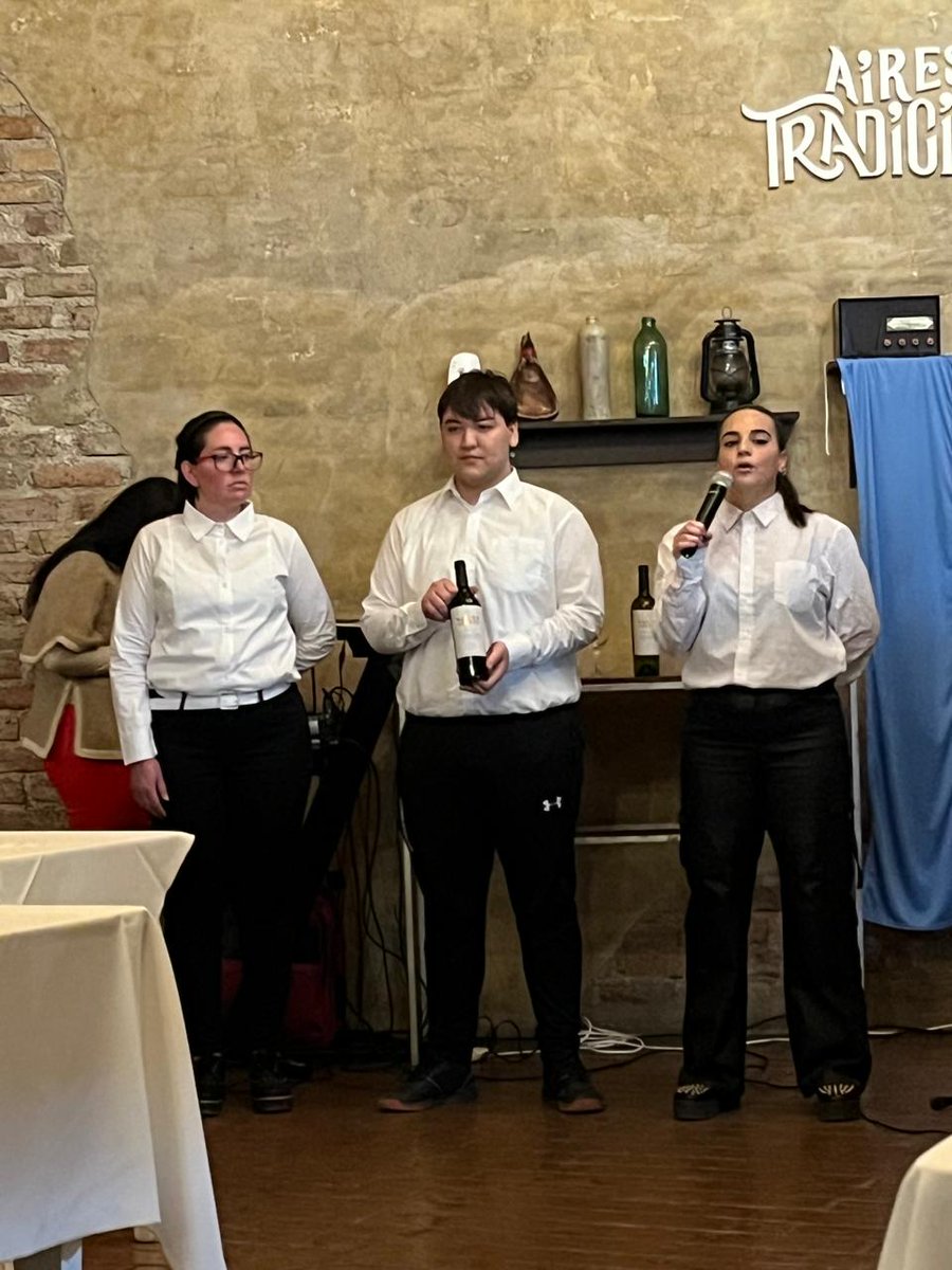 MarielaRamos_ok's tweet photo. Cata y Maridaje 🍷🍲

👉 Los estudiantes de segundo año de Gastronomía del @IES9021 organizaron este evento en el restaurante Aires de Tradición como cierre de las prácticas del primer semestre.

Felicitaciones 👏 👏 

#SomosEducaciónSuperior https://t.co/8yjkdSVPHL