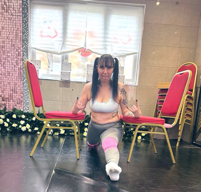 My hope is to be able to do the splits by the end of the year!  Then I&rsquo;ll be doing them in every session<a href="/tag/nomakeup"class="tags"><span>#nomakeup</span></a>