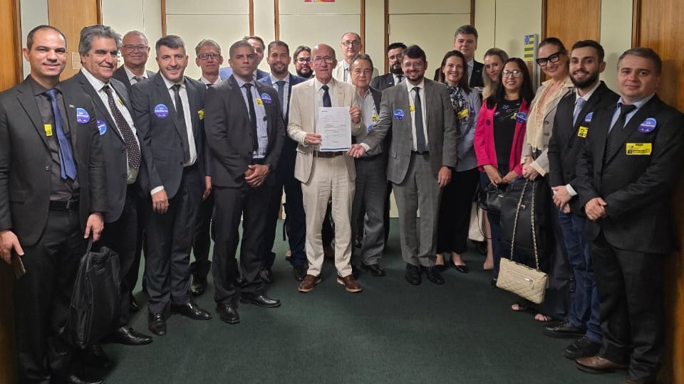 goiascoop's tweet photo. Hoje, a comitiva goiana em defesa do ato cooperativo na regulamentação da reforma tributária esteve na Câmara dos Deputados, em Brasília. Eles estiveram com os parlamentares: Flávia Morais, Marussa Boldrin, Daniel Agrobom e Rubens Otoni. 

#AtoCooperativo #ReformaTributária https://t.co/QBH0uyLREG