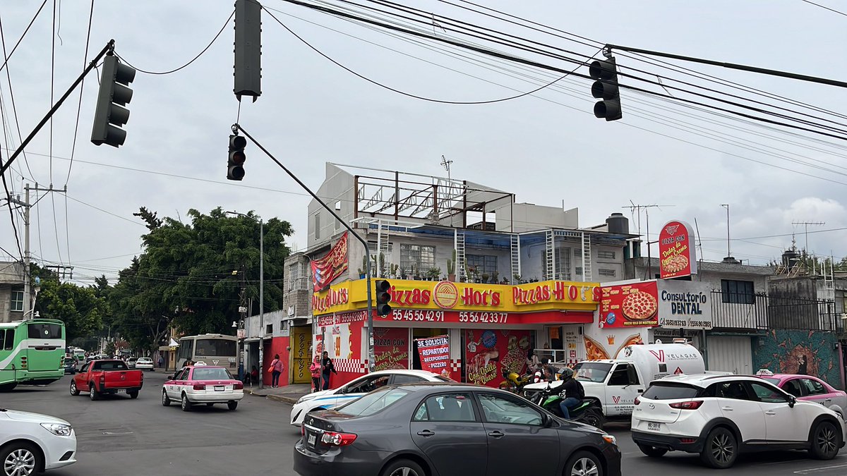 RoberttWick's tweet photo. @OVIALCDMX @UCS_GCDMX @Alc_Iztapalapa 
No sirven los semáforos en el cruce de Av Benito Juárez esquina con Av El Vergel https://t.co/tV4QLEZlTN