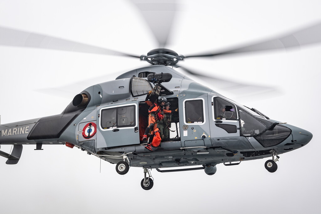 premar_ceclant's tweet photo. #PREMAR | Le 10.07, coordination d'une opération de sauvetage par le #CROSSEtel pour le skipper d'un voilier ayant pris feu et coulé à 85Nq de la pointe du Raz. Hélitreuillé par 🚁 H160 de la @MarineNationale, il est pris en charge à l'🏥 de la Cavale blanche. https://t.co/5qqKfFqUrS