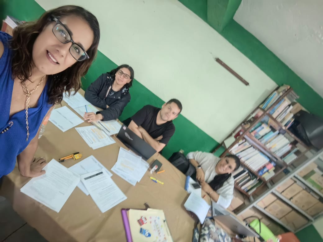 SREBVB08's tweet photo. 𝐂𝐮𝐥𝐦𝐢𝐧𝐚𝐧𝐝𝐨 un ciclo más 𝐥𝐥𝐞𝐧𝐨 𝐝𝐞 𝐚𝐩𝐫𝐞𝐧𝐝𝐢𝐳𝐚𝐣𝐞𝐬 𝐲 𝐞𝐱𝐩𝐞𝐫𝐢𝐞𝐧𝐜𝐢𝐚𝐬. Un gran reconocimiento al equipo de líderes académicos del nivel #Primaria, quienes han estado preparando la última sesión de #TIFCD.
@arturougaldea_
@SEB_Edomex
@SeducEdoMex https://t.co/kbdXk6TPQq