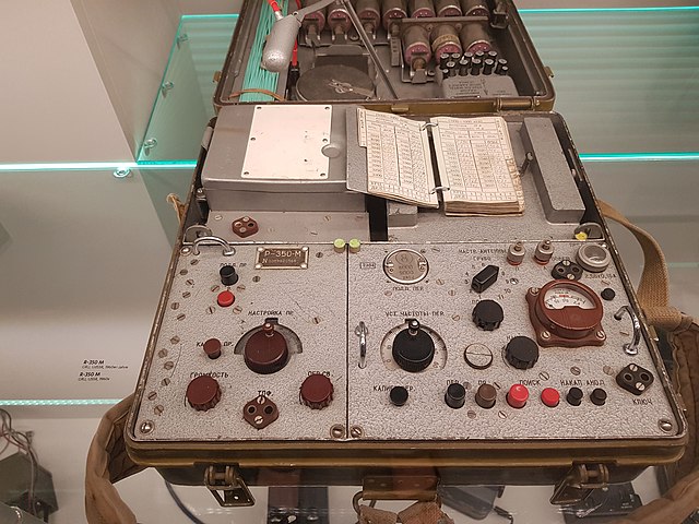 sofmagpublisher's tweet photo. Bzzt! Bzzt! Boris, are you there? Is me, Natasha... or so say the logs, according to our accurate translation 🙃 For all you Radioheads, here's an old school Soviet transmitter/receiver. It must have been heavy as a moose (see what we did there...). @SKatzKeating #rados https://t.co/4hT9AP7uzz