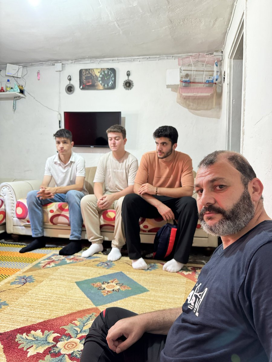 gencgonulluler's tweet photo. Genç Gönüllülerimiz Suriyeli esnaf ve aile ziyareti gerçekleştirdi. Irkçı provakasyonlara karşı Alem-i İslam’ın bir ve kardeş olduğunu hatırlatmak için ziyarette bulunduk. @gencdernegi 🇹🇷 https://t.co/3OdAJYYnam
