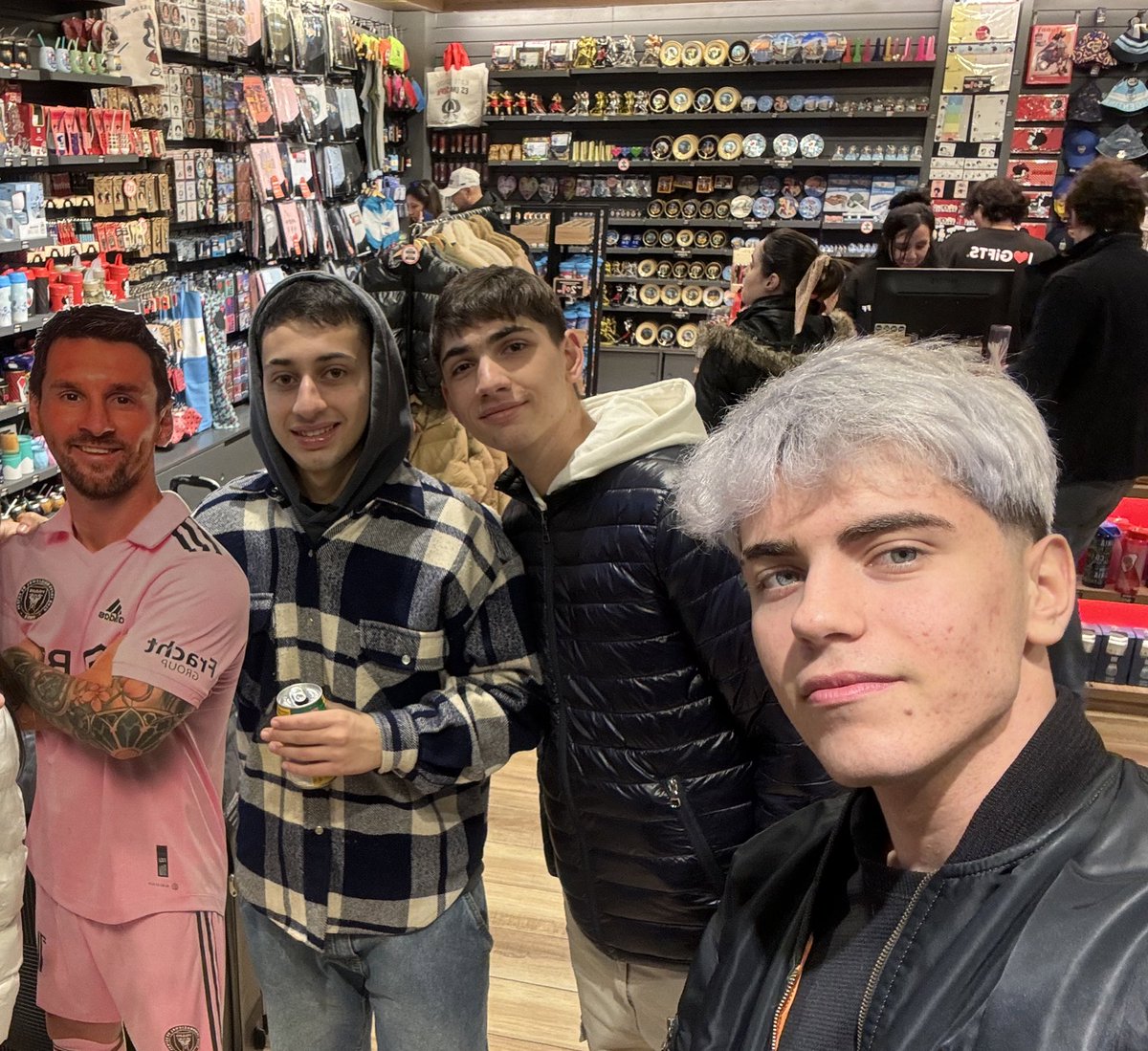 feligi_'s tweet photo. fotito con messi https://t.co/SwIIBaaQPq