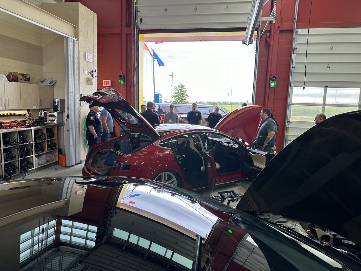 canadianfiremag's tweet image. After several enlightening sessions this morning, we have moved outside into breakout workshops, including a dismantling lab and battery handling/packing, a suppression lab, and an EV interaction &amp;amp; ESA risk assessment lab
@RandyNarinee 
#Firefighter #Firefighting #Training #ESA