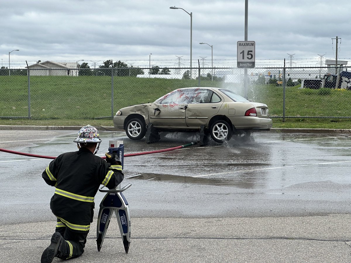 canadianfiremag's tweet image. After several enlightening sessions this morning, we have moved outside into breakout workshops, including a dismantling lab and battery handling/packing, a suppression lab, and an EV interaction &amp;amp; ESA risk assessment lab
@RandyNarinee 
#Firefighter #Firefighting #Training #ESA