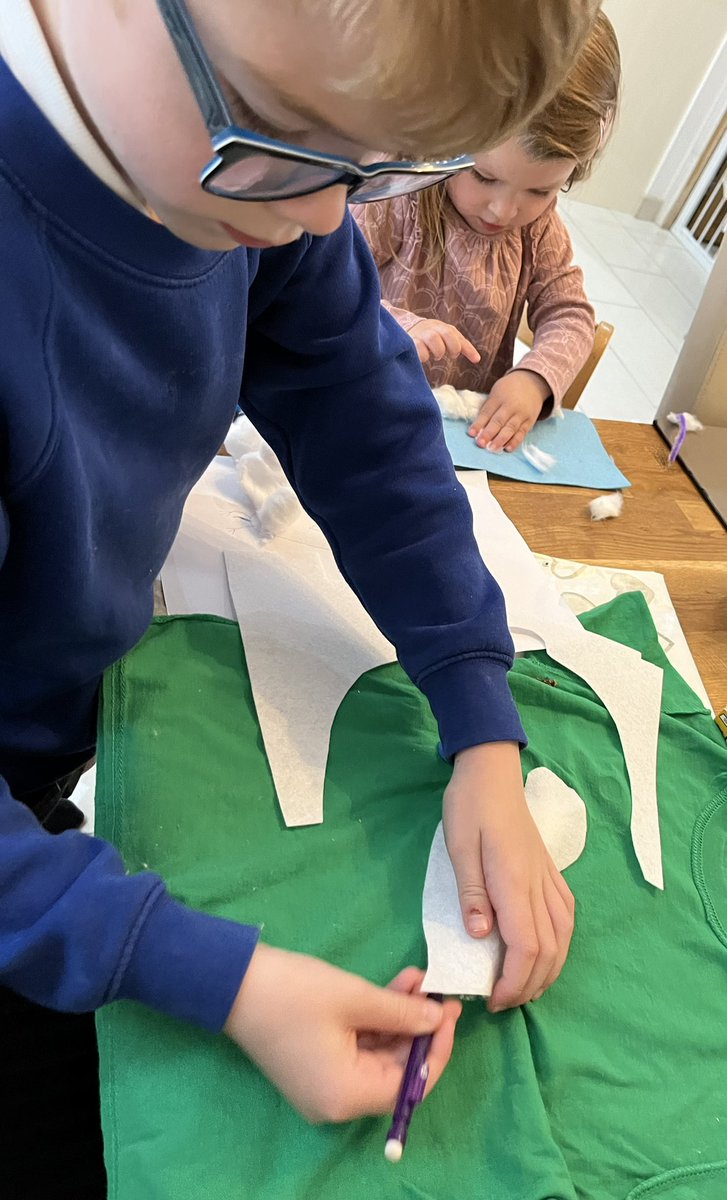 samdoddridge's tweet photo. How creating a song bird t shirt becomes chaos 🙈🤣 @PCPSwans https://t.co/9aK1GCeYum