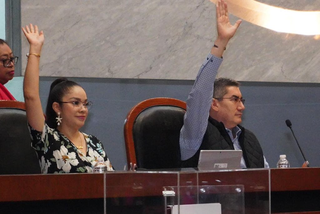 En mi calidad de Vicepresidente de la Mesa Directiva, me encuentro en el Pleno de este H. Congreso del Estado, celebrando Sesión de la Comisión Permanente; así como de dos Sesiones Extraordinarias más, del Segundo Periodo de Receso del Tercer Año de la 63 Legislatura.