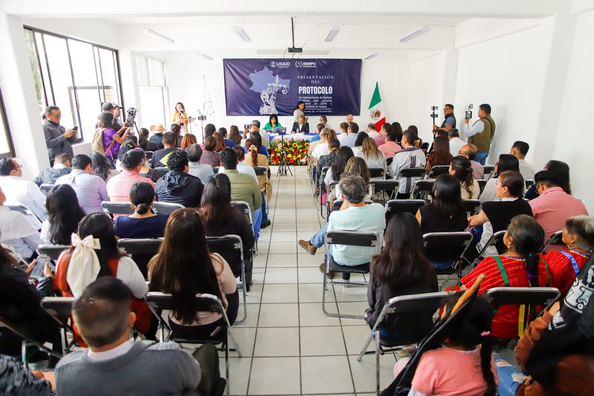 Por invitación de la Mtra. Elizabeth Lara Rodríguez, titular de la Defensoría de los Derechos Humanos del Pueblo de Oaxaca, (<a href="/DDHPO/">Derechos Humanos Oax</a>)asistí a la presentación del Protocolo de Implementación de Medidas Cautelares para personas de defensoras de Derechos Humanos y Periodistas en