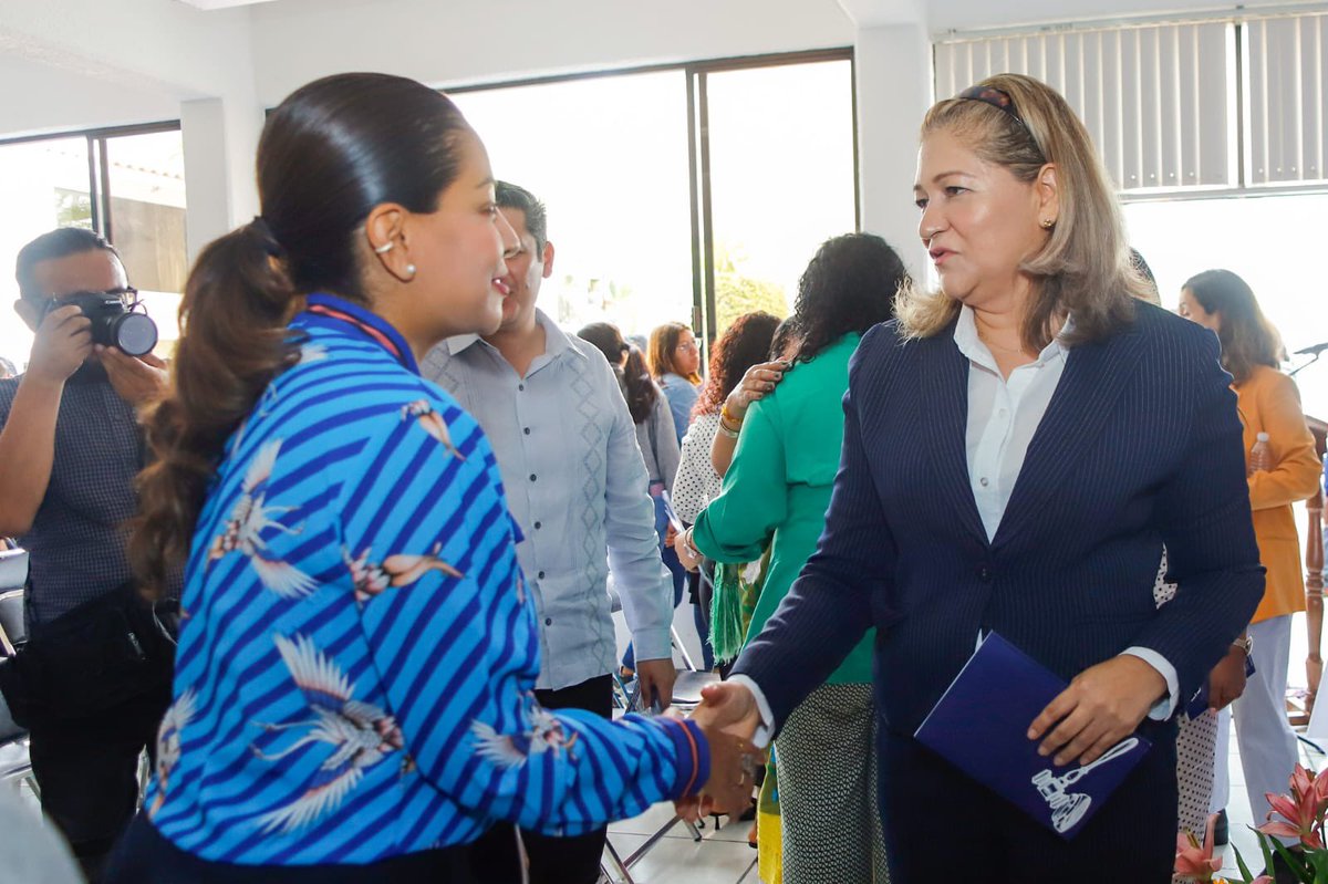 marianabenitezt's tweet photo. Por invitación de la Mtra. Elizabeth Lara Rodríguez, titular de la Defensoría de los Derechos Humanos del Pueblo de Oaxaca, (@DDHPO)asistí a la presentación del Protocolo de Implementación de Medidas Cautelares para personas de defensoras de Derechos Humanos y Periodistas en Oaxaca.

Reconozco el esfuerzo y participación de todas las organizaciones como la Agencia de los Estados Unidos para el Desarrollo Internacional (USAID), así como colectivos que contribuyeron con este protocolo que fortalece la libertad de expresión y la justicia social en Oaxaca.

#OaxacaEnMarcha 
#MarianaEnMarcha