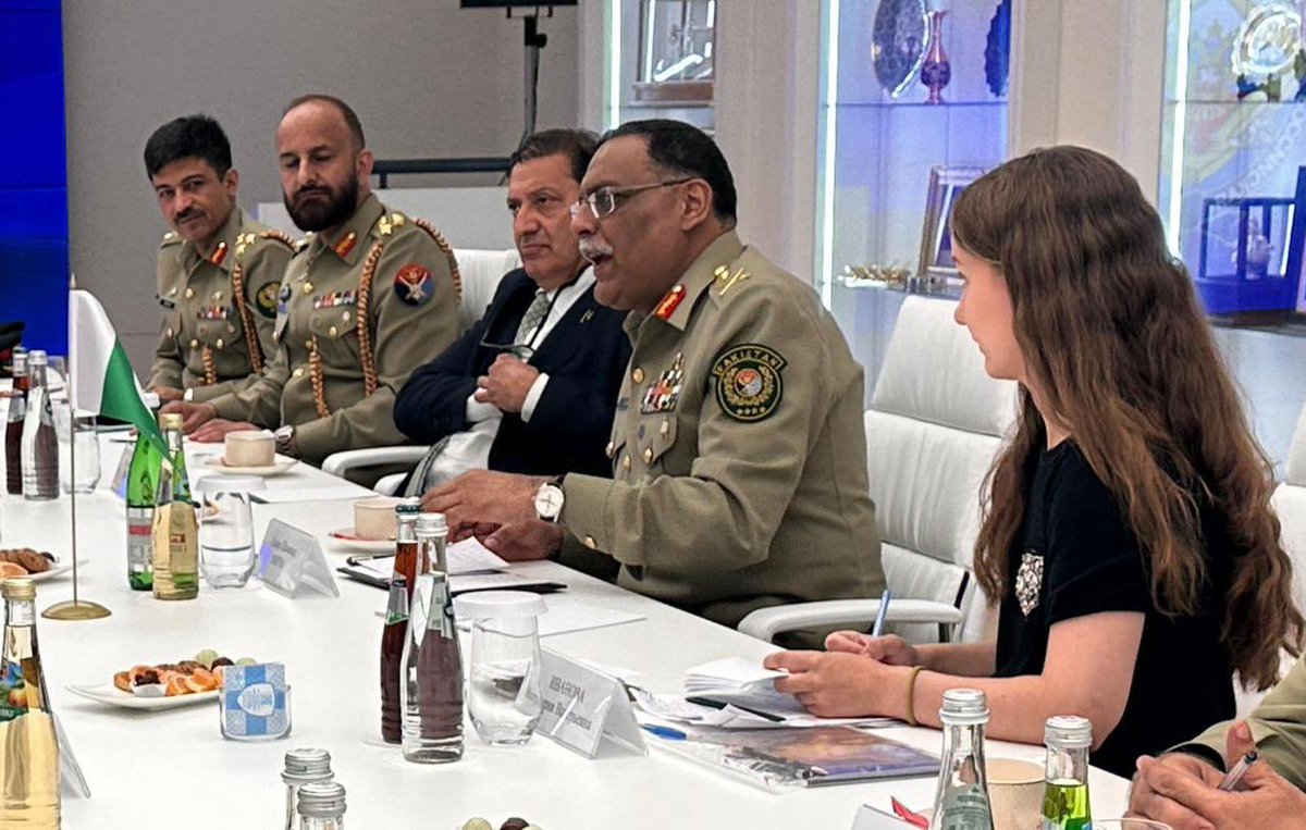 Bleed_GreenPK's tweet image. General Sahir Shamshad Mirza, Chairman of the Joint Chiefs of Staff Committee, is on an official visit to Russia. During his visit, he met with Colonel General Alexander Fomin, Deputy Defence Minister; Aleksandr Venediktov, Deputy Secretary of the Security Council of the Russian